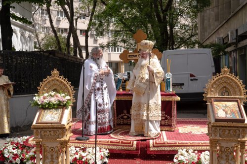 Sărbătoare la Biserica „Sfântul Nicolae”-Dintr-o zi din Bucureşti Poza 213160