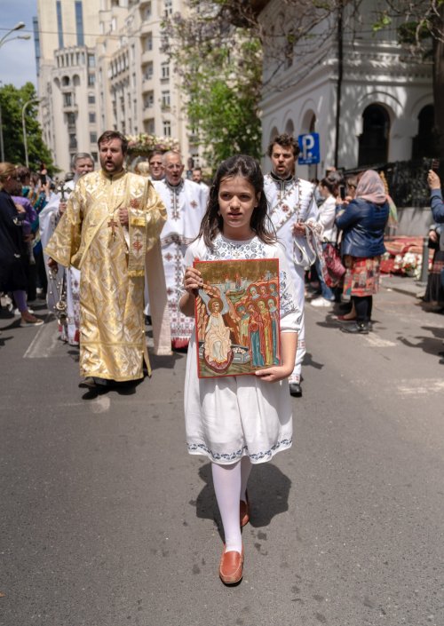 Sărbătoare la Biserica „Sfântul Nicolae”-Dintr-o zi din Bucureşti Poza 213167