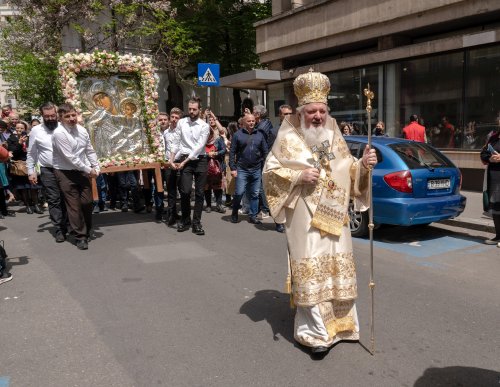 Sărbătoare la Biserica „Sfântul Nicolae”-Dintr-o zi din Bucureşti Poza 213170