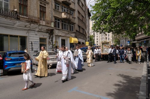 Sărbătoare la Biserica „Sfântul Nicolae”-Dintr-o zi din Bucureşti Poza 213171