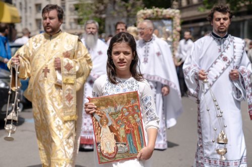 Sărbătoare la Biserica „Sfântul Nicolae”-Dintr-o zi din Bucureşti Poza 213172