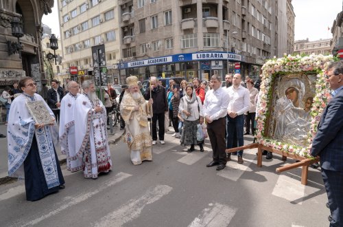 Sărbătoare la Biserica „Sfântul Nicolae”-Dintr-o zi din Bucureşti Poza 213186