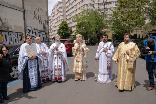Sărbătoare la Biserica „Sfântul Nicolae”-Dintr-o zi din Bucureşti Poza 213195