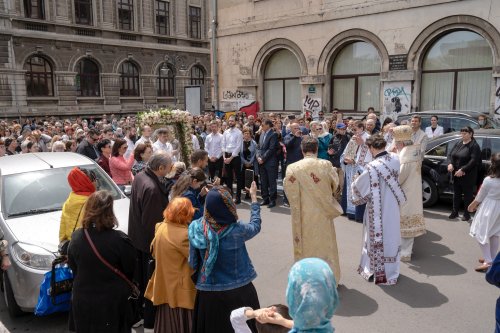 Sărbătoare la Biserica „Sfântul Nicolae”-Dintr-o zi din Bucureşti Poza 213200