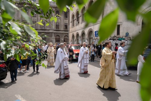 Sărbătoare la Biserica „Sfântul Nicolae”-Dintr-o zi din Bucureşti Poza 213203