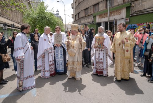 Sărbătoare la Biserica „Sfântul Nicolae”-Dintr-o zi din Bucureşti Poza 213209