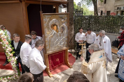 Sărbătoare la Biserica „Sfântul Nicolae”-Dintr-o zi din Bucureşti Poza 213213
