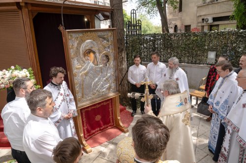 Sărbătoare la Biserica „Sfântul Nicolae”-Dintr-o zi din Bucureşti Poza 213214