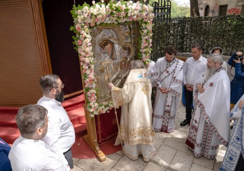 Sărbătoare la Biserica „Sfântul Nicolae”-Dintr-o zi din Bucureşti Poza 213217
