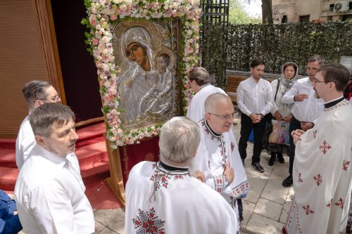 Sărbătoare la Biserica „Sfântul Nicolae”-Dintr-o zi din Bucureşti Poza 213219