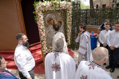 Sărbătoare la Biserica „Sfântul Nicolae”-Dintr-o zi din Bucureşti Poza 213220