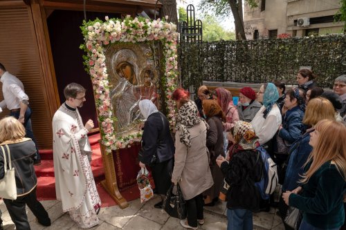Sărbătoare la Biserica „Sfântul Nicolae”-Dintr-o zi din Bucureşti Poza 213224