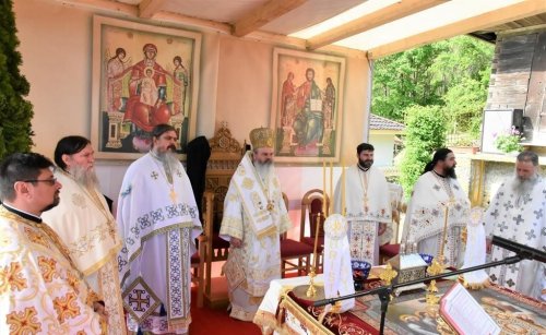 Sărbătorirea Sfântului Ierarh Nicolae la mănăstirea vasluiană Pârvești Poza 213431