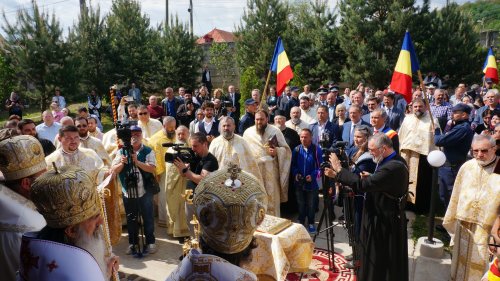 Sfințirea Bisericii Martirilor și Mărturisitorilor din temnițele comuniste la Târgu Ocna Poza 213866