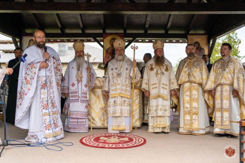 Sfințirea Bisericii Martirilor și Mărturisitorilor din temnițele comuniste la Târgu Ocna Poza 213869