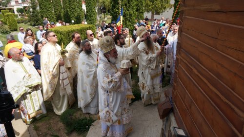 Sfințirea Bisericii Martirilor și Mărturisitorilor din temnițele comuniste la Târgu Ocna Poza 213870