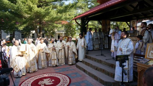 Sfințirea Bisericii Martirilor și Mărturisitorilor din temnițele comuniste la Târgu Ocna Poza 213872