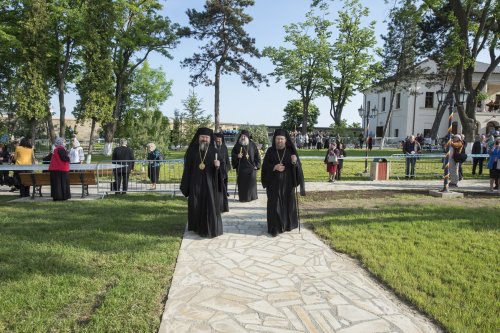 Șase ierarhi la sfințirea Mănăstirii Frumoasa Poza 213923