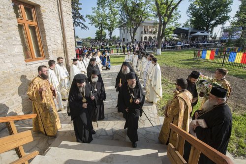 Șase ierarhi la sfințirea Mănăstirii Frumoasa Poza 213924