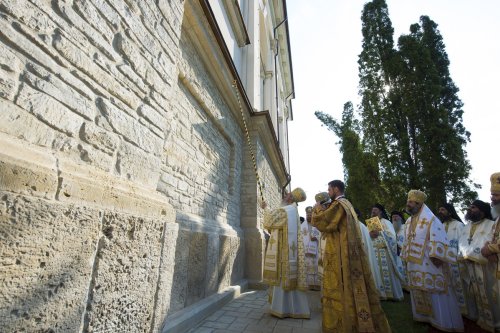 Șase ierarhi la sfințirea Mănăstirii Frumoasa Poza 213946