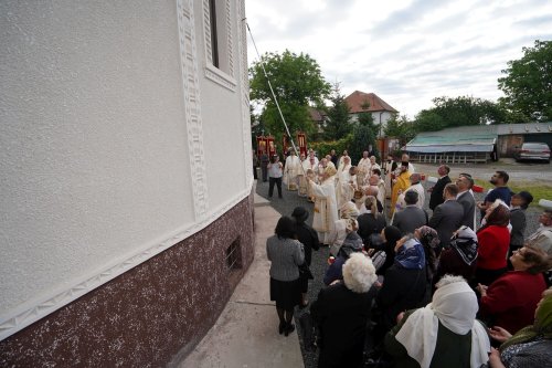 Biserica „Învierea Domnului” din Sibiu a fost târnosită Poza 214910