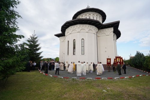 Biserica „Învierea Domnului” din Sibiu a fost târnosită Poza 214911