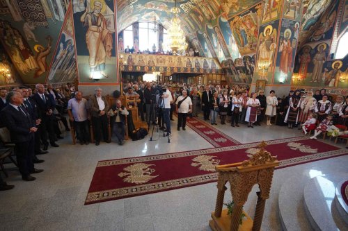Biserica „Învierea Domnului” din Sibiu a fost târnosită Poza 214920