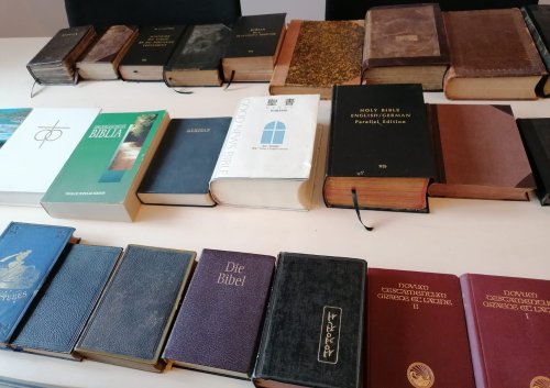 Expoziție de Biblii la Biserica Bărbătescu Nou Poza 215088