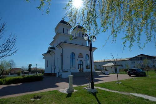 La Bucov, rugăciunea armonizează și unește comunitatea