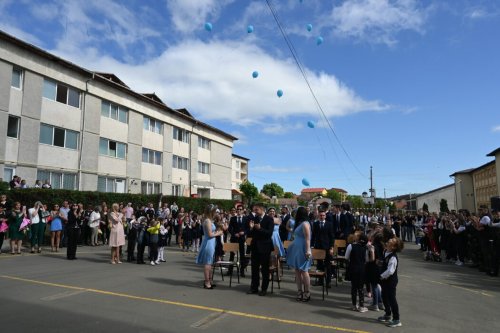 Binecuvântare pentru absolvenţii Liceului Ortodox din Zalău Poza 215341