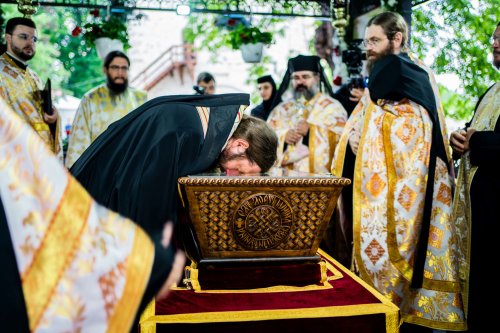 Racla cu moaștele Sfântului Ioan cel Nou de la Suceava a fost așezată spre închinare Poza 216107