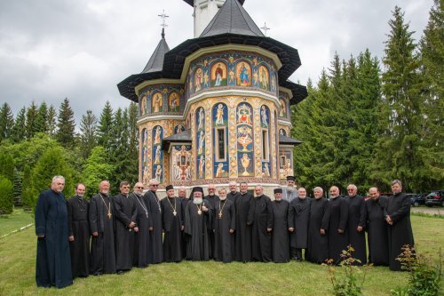 Revedere după 40 de ani a promoţiei 1982 a Seminarului Teologic de la Mănăstirea Neamţ Poza 215856