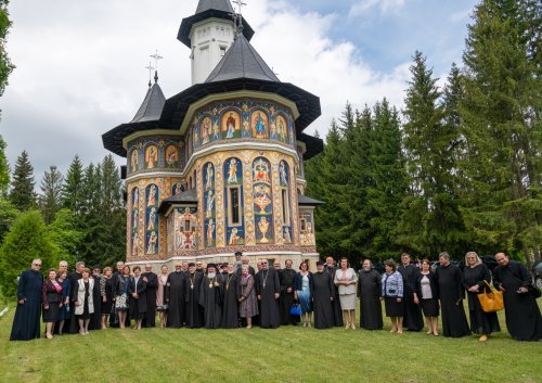Revedere după 40 de ani a promoţiei 1982 a Seminarului Teologic de la Mănăstirea Neamţ Poza 215857