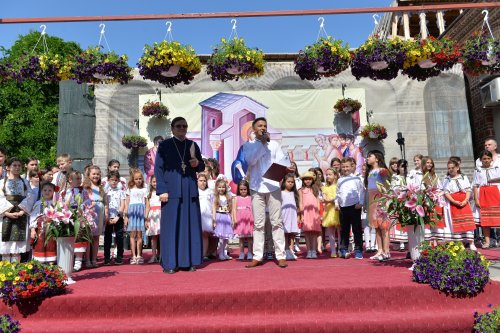 Spectacol dedicat copiilor la Biserica „Sfântul Anton”-Curtea Veche Poza 215897