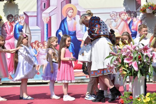 Spectacol dedicat copiilor la Biserica „Sfântul Anton”-Curtea Veche Poza 215900