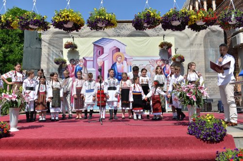 Spectacol dedicat copiilor la Biserica „Sfântul Anton”-Curtea Veche Poza 215905