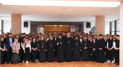 Vizită arhierească la Seminarul Teologic Ortodox din Iași Poza 215974
