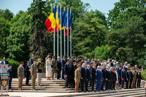 Ceremonii militare dedicate Zilei Eroilor în București Poza 216227