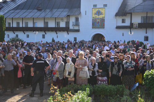 Cler și popor în rugăciune la hramul Mănăstirii Neamț Poza 216208
