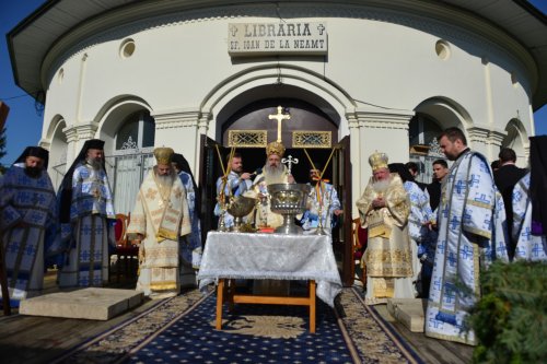 Cler și popor în rugăciune la hramul Mănăstirii Neamț Poza 216209