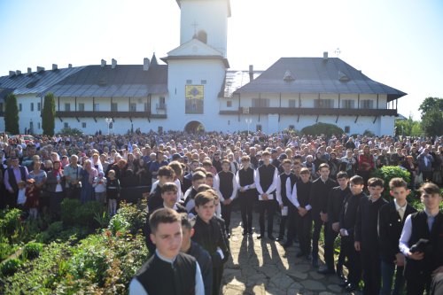 Cler și popor în rugăciune la hramul Mănăstirii Neamț Poza 216210