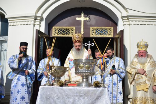 Cler și popor în rugăciune la hramul Mănăstirii Neamț Poza 216211