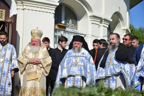 Cler și popor în rugăciune la hramul Mănăstirii Neamț Poza 216212