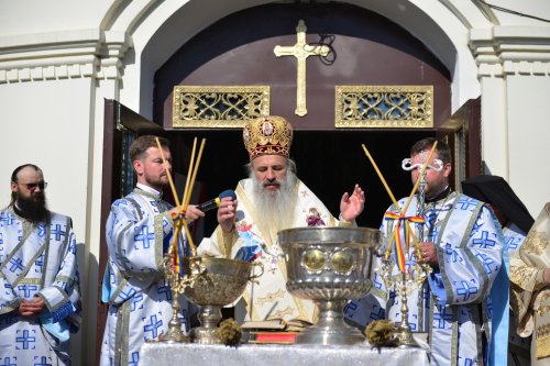 Cler și popor în rugăciune la hramul Mănăstirii Neamț Poza 216213