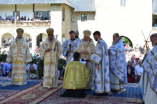 Cler și popor în rugăciune la hramul Mănăstirii Neamț Poza 216215