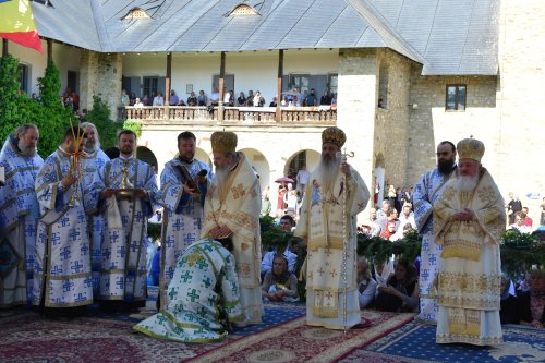 Cler și popor în rugăciune la hramul Mănăstirii Neamț Poza 216216