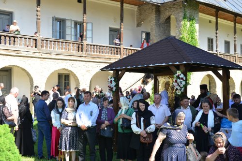 Cler și popor în rugăciune la hramul Mănăstirii Neamț Poza 216217