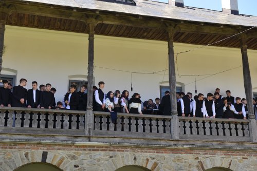 Cler și popor în rugăciune la hramul Mănăstirii Neamț Poza 216219