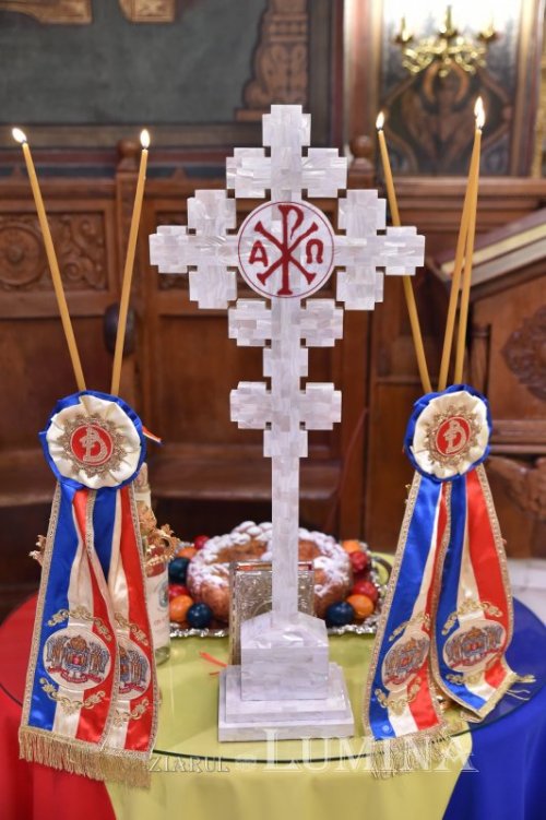 Cruce şi Înviere, suferinţă şi biruinţă în istoria poporului român Poza 216403