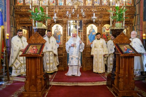 Slujire arhierească și hirotonii la Parohia Miron Patriarhul din București